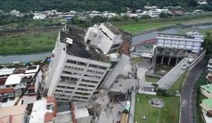 Séisme meurtrier à Taïwan : l'impressionnante image d'un immeuble qui penche dangereusement