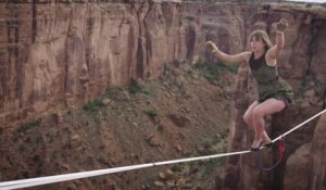 En tallons aiguilles en équilibre sur une corde au-dessus d'un canyon !