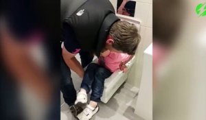 Il retrouve son fils coincé dans la cuvette des toilettes