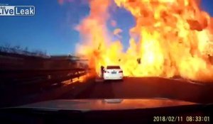 Un camion citerne se renverse sur l'autoroute et crée un énorme incendie