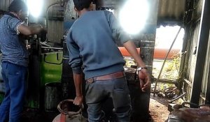 Un employé écrase une bouteille de gaz