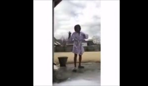 Les glissades hilarantes d'une femme sur sa terrasse verglacée