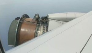Un avion perd une partie de son réacteur en plein vol