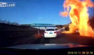 Une autoroute prend feu à cause d'un camion-citerne