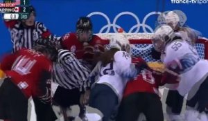 JO d'hiver 2018 : Bagarre générale entre les hockeyeuses américaines et canadiennes (vidéo)