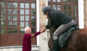 Italie: un médecin visite ses patients à cheval