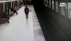Il sauve un enfant qui est tombé sur les rails du métro !