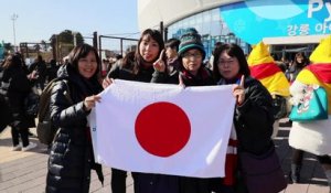 Des fans "émus" après la médaille d'Hanyu en patinage artistique