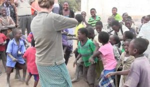 Des enfants africains écoutent du violon pour la première fois