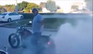 Il tente un burn en moto et se rate complètement... FAIL