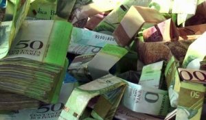 La monnaie vénézuélienne, sans valeur, transformée en sacs et porte-monnaie par un vendeur de rue