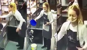 Une jeune femme renverse un pot de mayonnaise