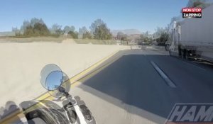 Californie : Un homme perd le contrôle de sa moto et glisse sous un camion (Vidéo)