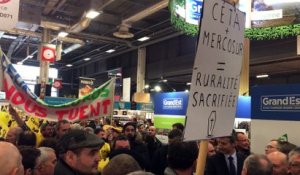 La Coordination rurale manifestent contre le CETA et le Mercosur lors de l'inauguration de l'espace Grand Est au salon de l'agriculture