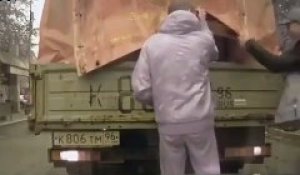 Russie : Un voleur se fait prendre en flagrant délit par le chauffeur d'un camion !