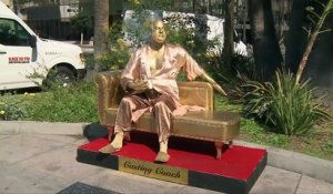 Une statue d'Harvey Weinstein en peignoir sur un divan est installée sur Hollywood Boulevard