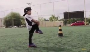 Ce gamin est meilleur au foot que vous ne serez jamais ! Futur Neymar !