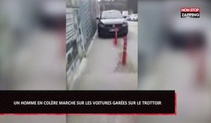 Turquie : En colère, un piéton marche sur les voitures garées sur le trottoir (Vidéo)