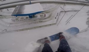 Un snowboarder évite une chute mortelle et se retrouve les pieds dans le vide