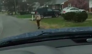 Un enfant obligé de courir sous la pluie après avoir frappé un camarade dans un bus