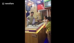 Un enfant est vexé par un vendeur de glace