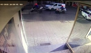 Un motard de la police renverse une piétonne