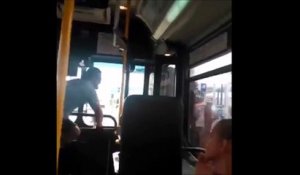 Un passager agressif crache au visage du chauffeur de bus et va le regretter