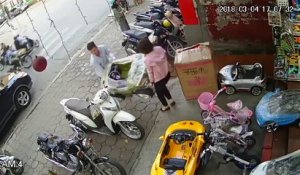 Une femme perd le controle de son scooter et renverse une passante