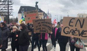 900 manifestants pour la défense du service public