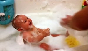 Ce bébé mort de rire des pitreries de son père est la vidéo la plus mignonne du moment