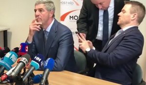 Quand le premier ministre slovaque fait tomber un sachet de cocaïne en pleine conférence de presse... Oups