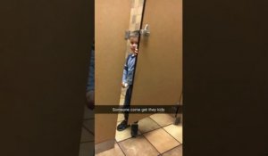 Un enfant se promène dans les toilettes d'un restaurant
