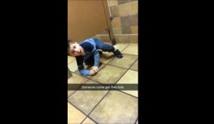 Un enfant inconnu lui rend visite alors qu'il est aux toilettes