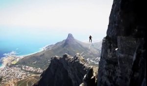 Ces alpinistes se jettent dans le VIDE du haut d'une montagne !