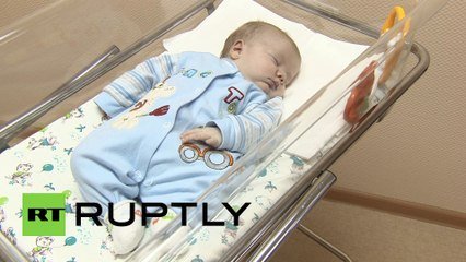 Un Chat Heroique Sauve Un Bebe Abandonne En Le Protegeant Du Froid En Pleine Rue Sur Orange Videos