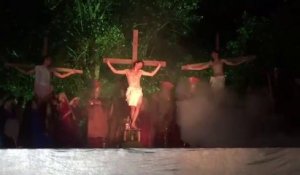 Un homme tente de sauver Jésus pendant un spectacle (Brésil)