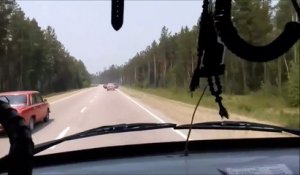 Des russes qui transportent un tronc d'arbre en voiture : du n'importe quoi