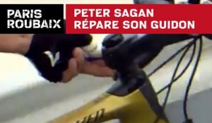 Peter Sagan répare son guidon - Paris-Roubaix 2018