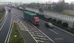 Une voiture rate sa sortie et provoque un double accident (Chine)