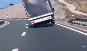Ce camion traverse un pont par vent fort : tombera... tombera pas???