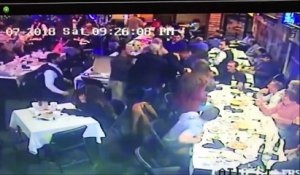 Cet homme saute sur une table pour venir en aide à son ami pendant une embrouille en plein restaurant