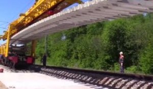 La vitesse à laquelle ces ouvriers montent les rails de ce chemin de fer : impressionnant