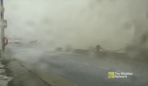 Caméraman emporté par une vague ! Filmer trop près de la mer c'est mal...