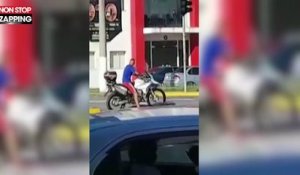 Il veut voler une moto mais confond l'alarme avec la sirène de la police (Vidéo)