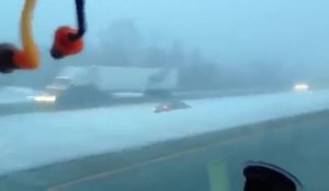 Ce fou roule dans la neige entre 2 autoroutes !