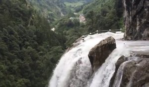 Un bus roule sur cette route / cascade au Népal !