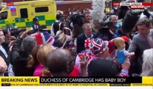 Kate Middleton a accouché : Des fans célèbrent la naissance de l’enfant devant la maternité (Vidéo)