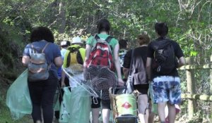 Ils se promènent pour ramasser les déchets en bords de Loire