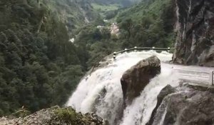 Un bus traverse une route noyée par les eaux au Népal... terrifiant