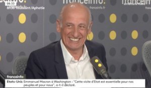 Jean-Michel Aphatie victime d'un fou rire en direct ! - ZAPPING TÉLÉ DU 25/04/2018